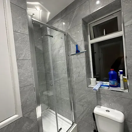 Luxury Ensuite 2nd Flat With Great Views In Keedonwood Road With Fully Own Bathroom Newly Added And Private Kitchenette