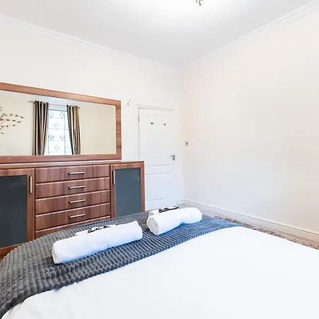 Luxury 4 Bedroom Flat In Sussex Gardens