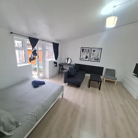 E2 Guest house London