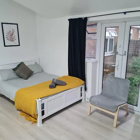 E2 Guest house London