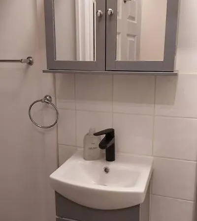 Impeccable 1 Bedroom Flat In Apartment *