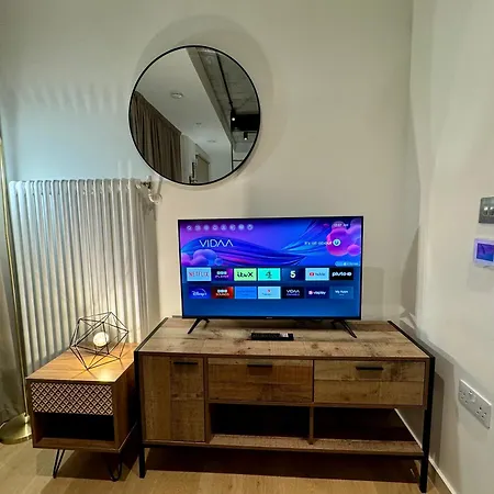 Apartment Tower Bridge London, 2 Bedrooms, Reception, Kitchen, Parking *