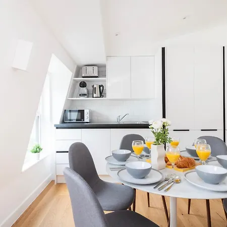 Fitzrovia & Soho - 2br With Balcony - Cityapartmentstay * London
