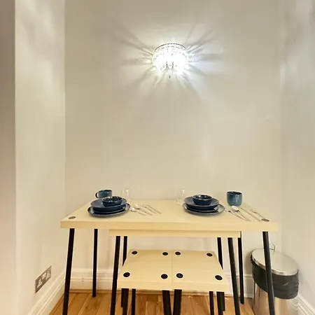 Hyde Park Corner House Homestay *