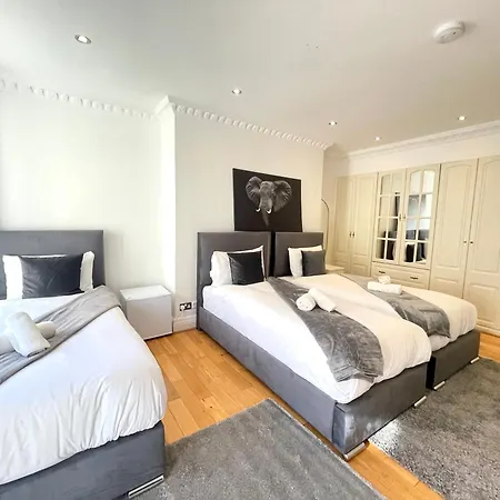 Hyde Park Corner House Homestay London