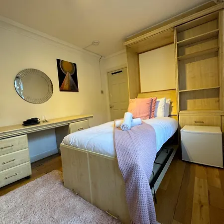 Homestay Hyde Park Corner House *