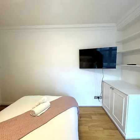 Hyde Park Corner House Homestay London
