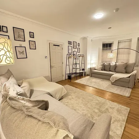 Homestay Hyde Park Corner House *