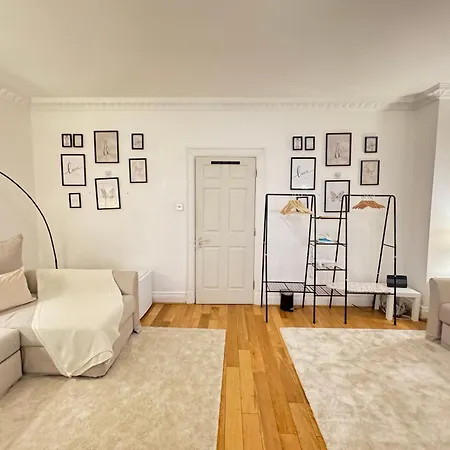 Homestay Hyde Park Corner House *