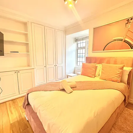 Hyde Park Corner House Homestay *