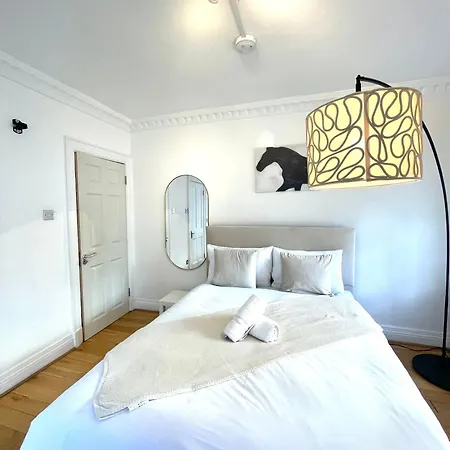 Homestay Hyde Park Corner House *