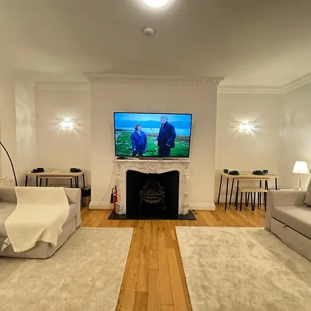 Hyde Park Corner House Homestay *