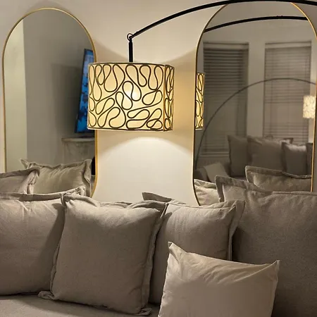 Hyde Park Corner House Homestay *