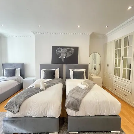 Hyde Park Corner House Homestay *