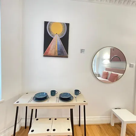 Hyde Park Corner House Homestay *