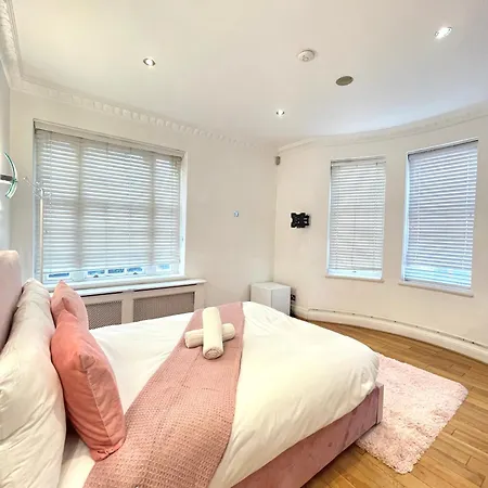 Homestay Hyde Park Corner House *