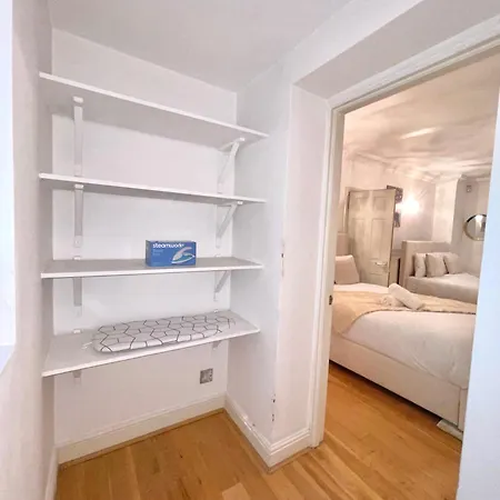 Hyde Park Corner House Homestay *