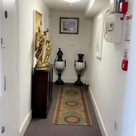 Deluxe Garden London