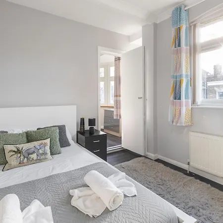 Chrystal Palace With Free Parking Lambeth London