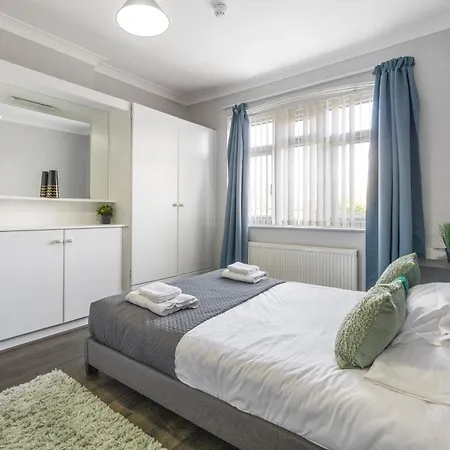 Chrystal Palace With Free Parking Lambeth *