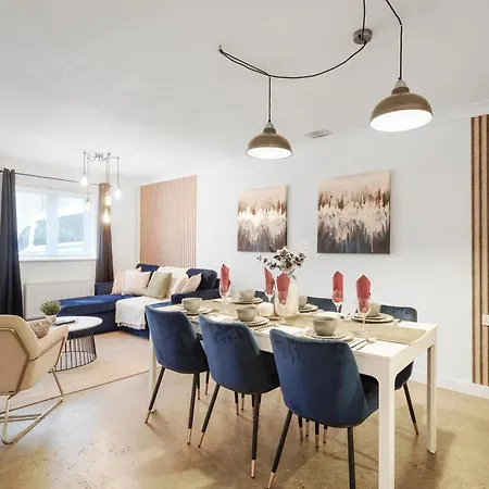 Modern & Stylish House In - Garden Holiday home