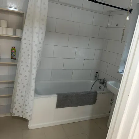 One Bedroom In Tower Bridge Road * London