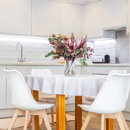 Sensational 2br Wviews & Balcony In Wandsworth *