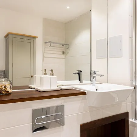 Apartment Sensational 2br Wviews & Balcony In Wandsworth