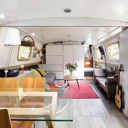 Slash Arts Houseboat On Secluded Mooring In * London