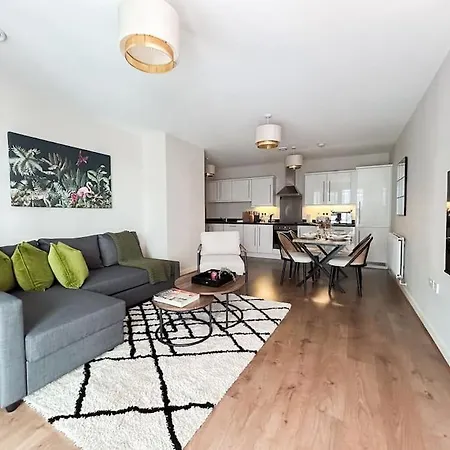 Stylish Urban Sanctuary With Parking Apartment London