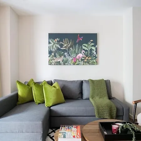 Apartment Stylish Urban Sanctuary With Parking *