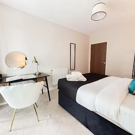 Stylish Urban Sanctuary With Parking Apartment