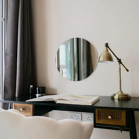 Stylish Urban Sanctuary With Parking Apartment London