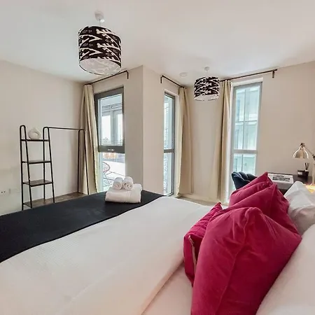 Stylish Urban Sanctuary With Parking *