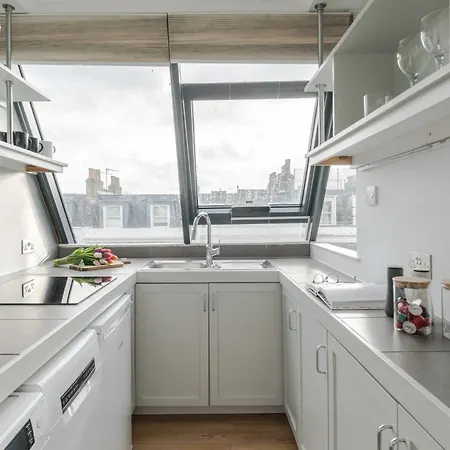 Light-filled Primrose Hill Rooftop Retreat *