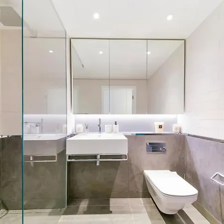 Luxury 3 Bedroom Battersea Power Apartment *