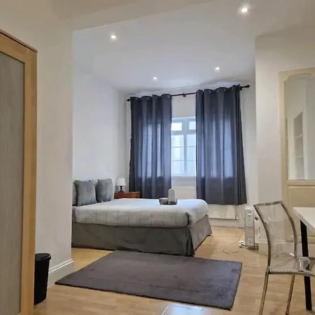 Homestay Affordable In Shared Flat, Bridge *