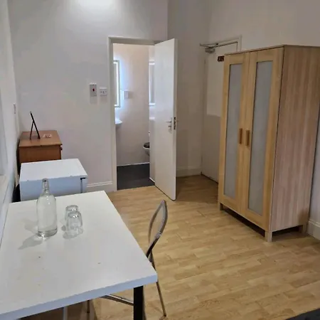 Affordable In Shared Flat, Bridge Homestay