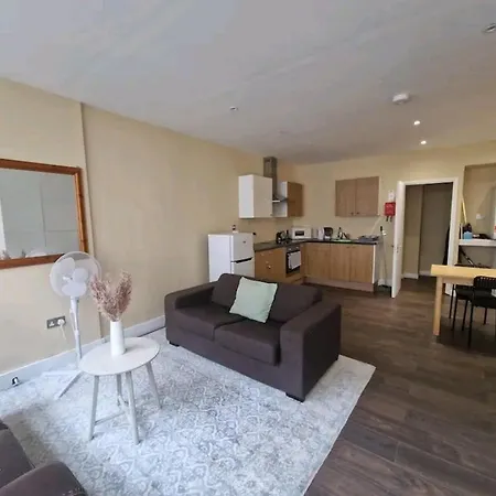 Homestay Affordable In Shared Flat, Bridge