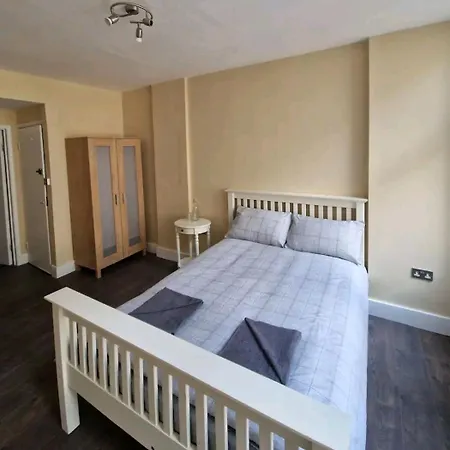 Affordable In Shared Flat, Bridge London