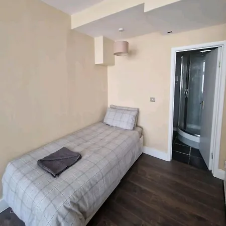 Homestay Affordable In Shared Flat, Bridge London