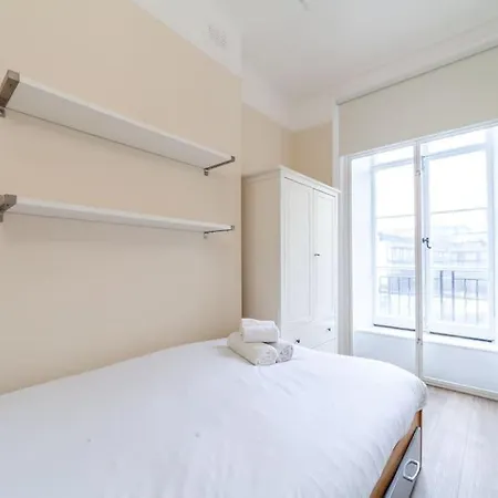 Spacious & 3-bed Flat By Popular Waterloo! * 伦敦