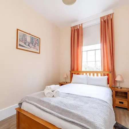 Spacious & 3-bed Flat By Popular Waterloo! * 伦敦