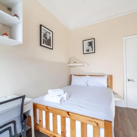 Spacious & 3-bed Flat By Popular Waterloo! 公寓