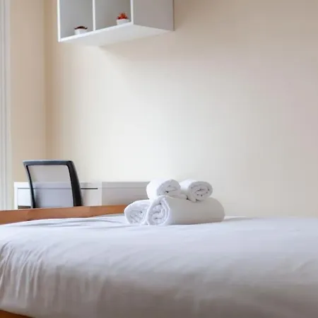 Spacious & 3-bed Flat By Popular Waterloo! *