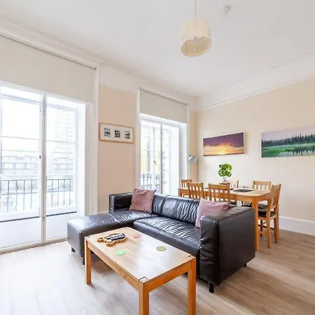 Spacious & 3-bed Flat By Popular Waterloo! *