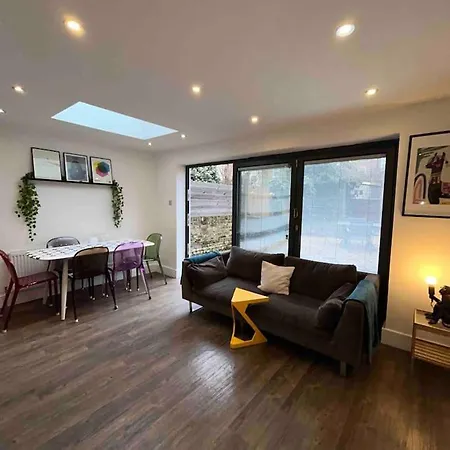 Apartamento 2 Bedrooms With Private Garden Walking Distance To Underground Ideal For Families Londres
