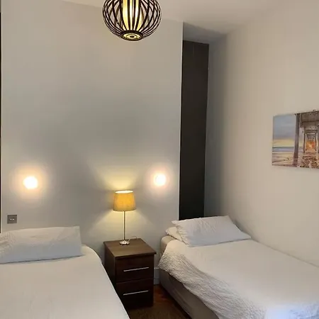 Hyde Park 3bed With Patio As Seen On Tv House Hunters International