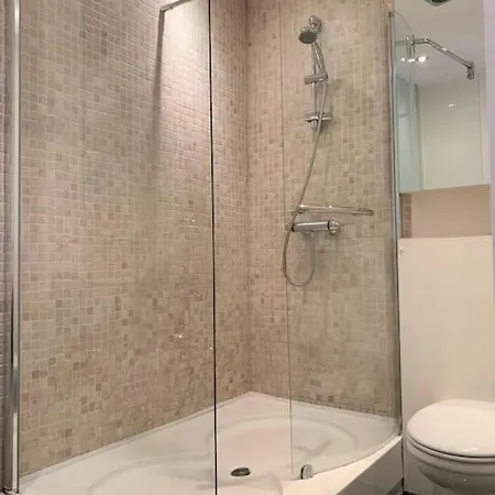 Hyde Park 3bed With Patio As Seen On Tv House Hunters International