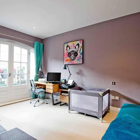 3 Bedroom Modern Townhouse *